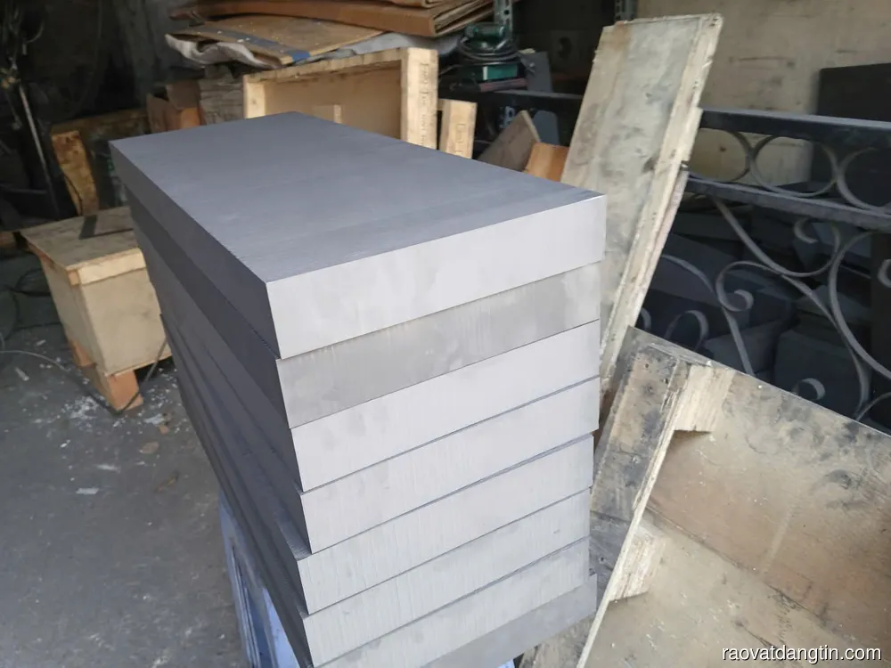Tấm Graphite Đa Năng - Ứng Dụng Trong Luyện Kim, Điện Tử Và Cơ Khí